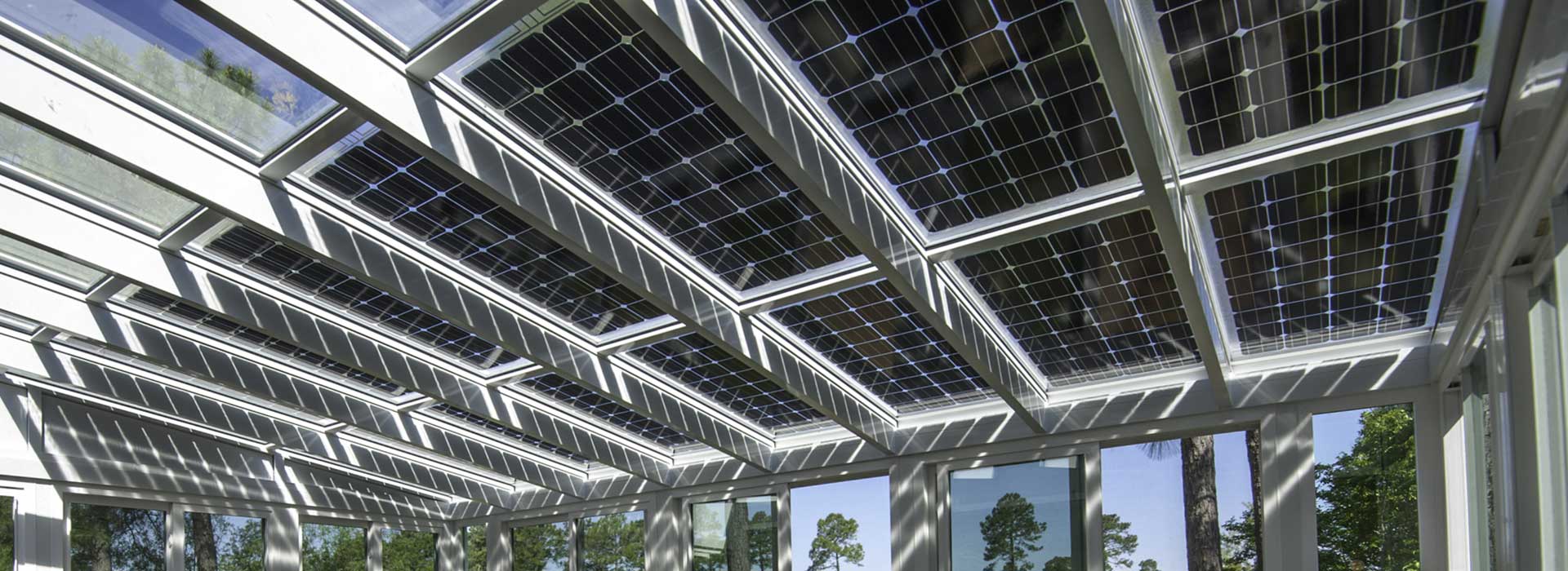 Aluminiumüberdachung mit Photovoltaikmodulen
