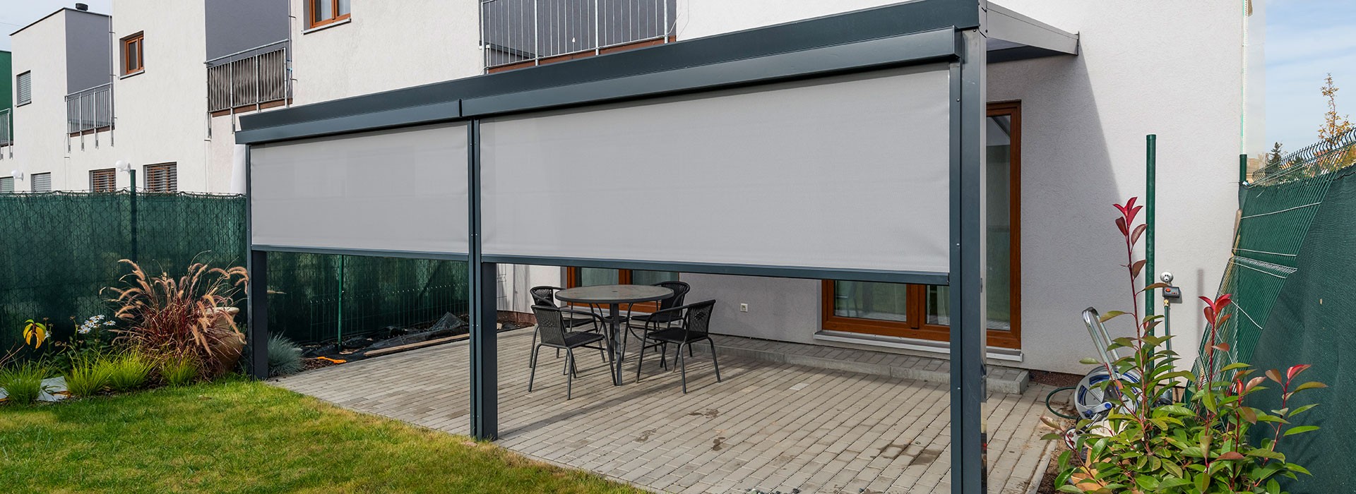 Aluminium-Pergola mit Schild