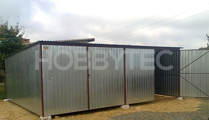 Metall Doppelgarage mit einem Sheddach aus verzinktem