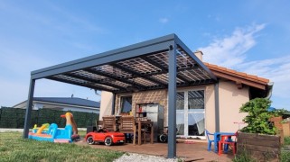 Aluminium-Terassenüberdachung SOLAR ENERGO mit Photovoltaikanlage - Netzanbindung