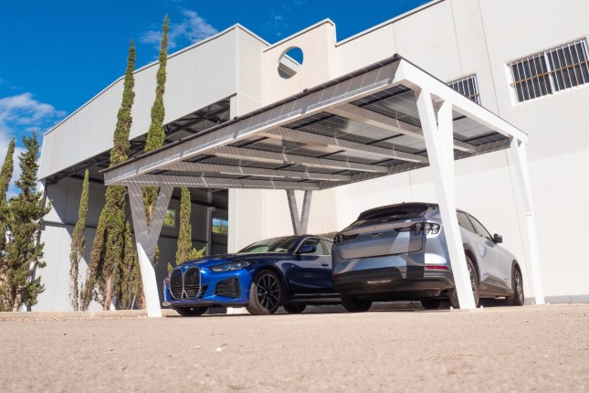 Aluminium-Terassenüberdachung SOLAR ENERGO mit Photovoltaikanlage - Netzanbindung